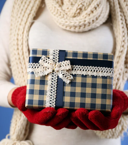 Scatola regalo in mano femminile — Foto Stock