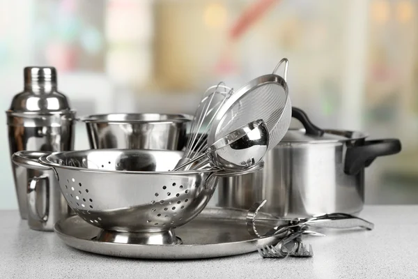 Utensílios de cozinha de aço inoxidável na mesa — Fotografia de Stock