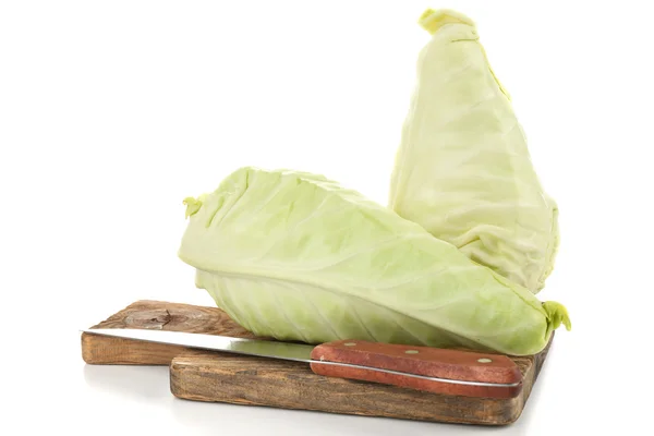菜板上白色孤立新鲜绿色卷心菜 — 图库照片