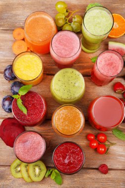 Lezzetli taze meyve suyu bir bardak