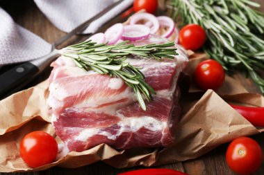 Ahşap masa üzerinde çiğ et yakın çekim