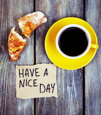 Kahve, taze kruvasan ve ahşap arka plan kartında kağıt kompozisyon