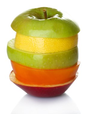 taze dilimlenmiş meyve üzerinde beyaz izole