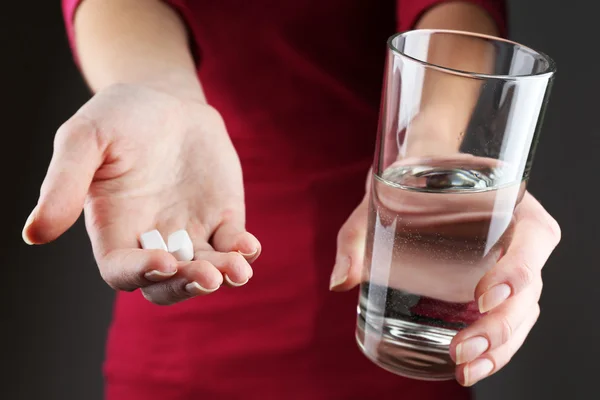 Mani con pillole e acqua — Foto Stock