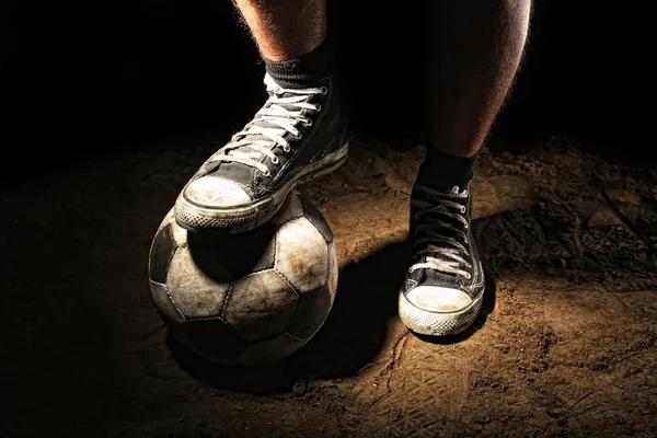 Voetbal op grond — Stockfoto