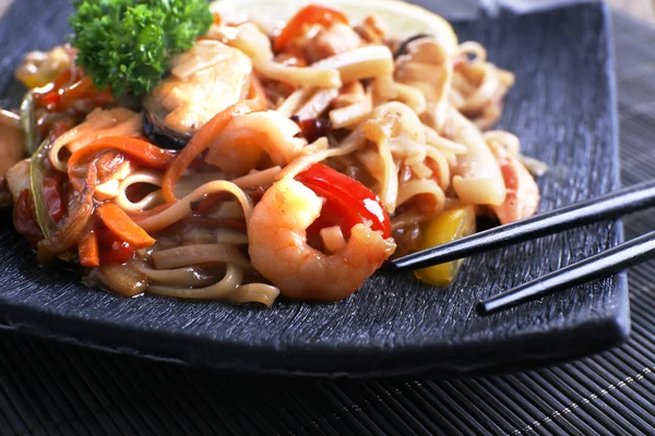 Fideos chinos con verduras —  Fotos de Stock