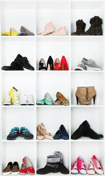 Sapatos nas prateleiras — Fotografia de Stock