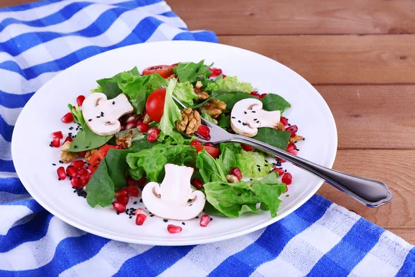 Salada fresca com verdes — Fotografia de Stock