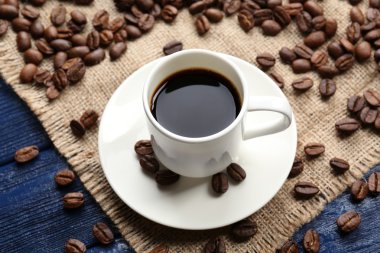 Masada bir fincan kahve.