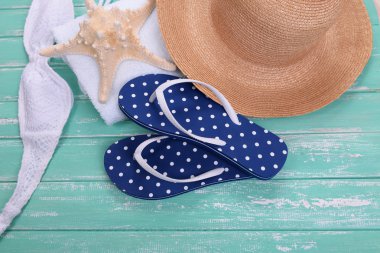 Yaz öğeler ahşap arka plan üzerinde