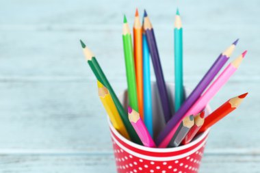 Kalem ile plastik bardak