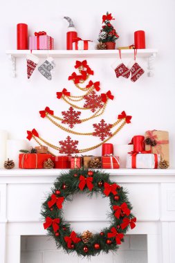 Şöminenin üzerinde Noel süsleri