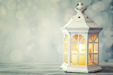 Ahşap yüzey üzerinde fener