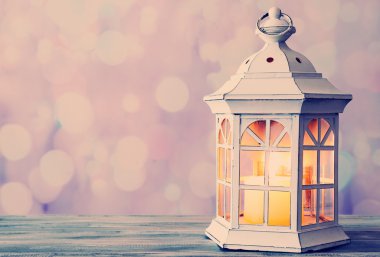 Ahşap masada fener.