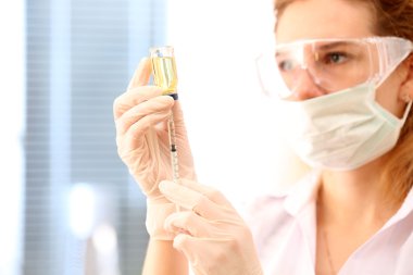 Tıbbi şırıngalı doktor.