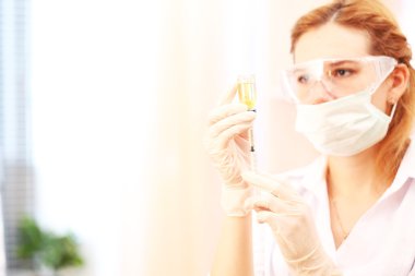 Tıbbi şırıngalı doktor.