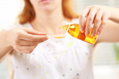 Öksürük şurubu ile erkek