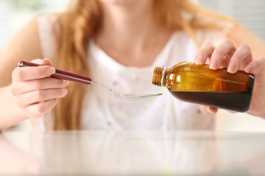 Öksürük şurubu ile erkek