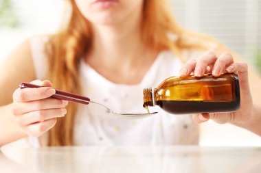 Öksürük şurubu ile erkek