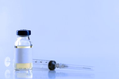 Aşı flakon şırınga ile içinde