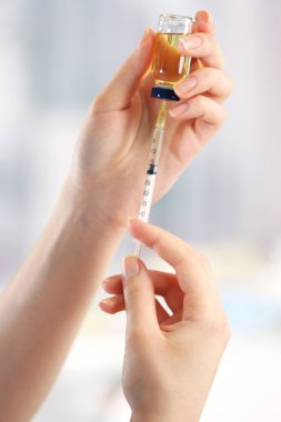 Tıbbi şırıngalı doktor.