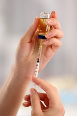 Tıbbi şırıngalı doktor.