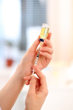 Tıbbi şırıngalı doktor.