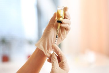 Tıbbi şırıngalı doktor.