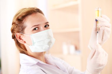 Tıbbi şırıngalı doktor.