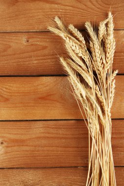 Spikelets ahşap üzerine buğday