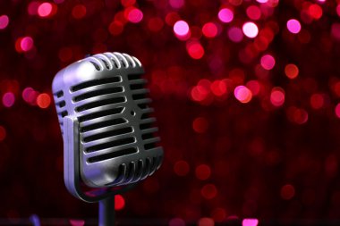 kırmızı zemin üzerine gümüş mikrofon