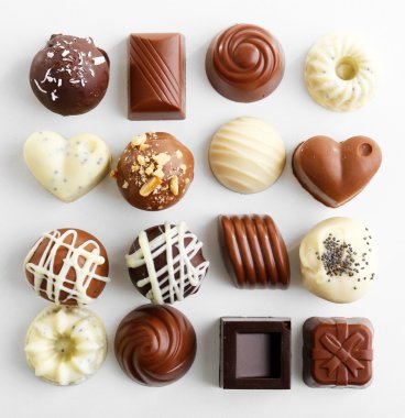 Beyaz üzerine izole edilmiş lezzetli çikolata şekerlemeleri.