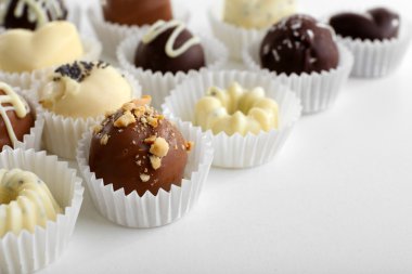 Beyaz arka planda lezzetli çikolata şekerleri