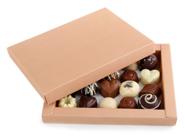 Hediye kutusunda beyaz izole lezzetli çikolata şekerleme