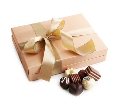 Hediye kutusunda beyaz izole lezzetli çikolata şekerleme