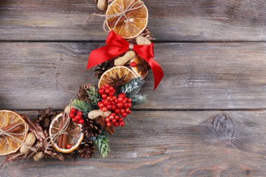 Tahta masada Noel çelengi