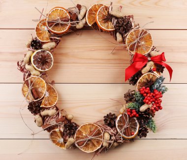 Tahta arka planda Noel çelengi