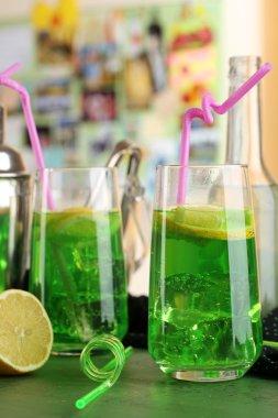 Parti yakın çekim meyve kokteyl bardak