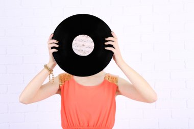 Genç kadın holding retro kaydı