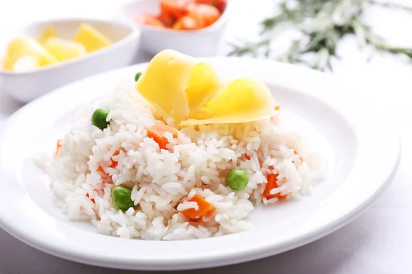 Arroz vegetal servido na mesa, close-up — Fotografia de Stock