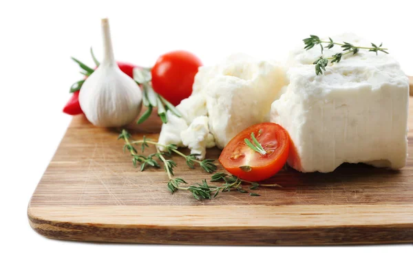 Сыр фета изолирован на белом — стоковое фото