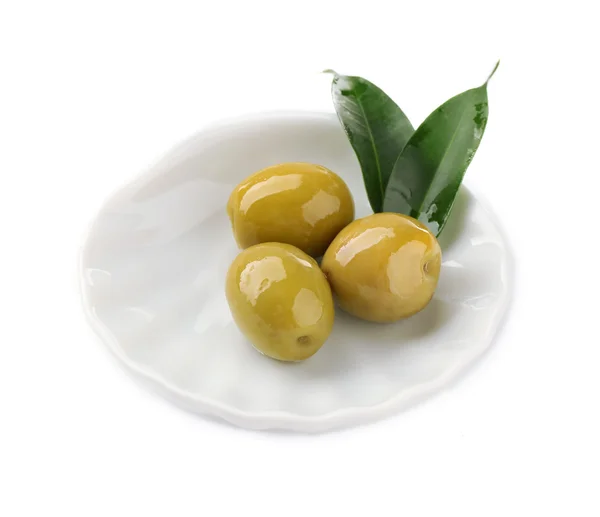 Grüne Oliven mit Blatt in kleinem Teller isoliert auf weiß — Stockfoto