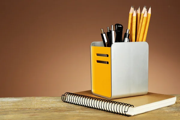 Canetas e lápis em suporte metálico — Fotografia de Stock