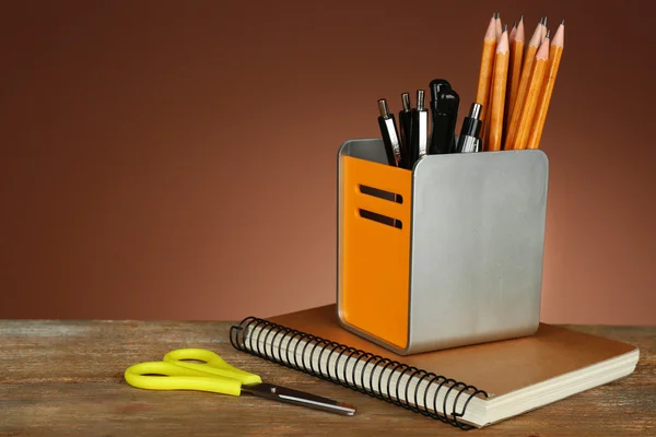 Bolígrafos y lápices en soporte metálico — Foto de Stock