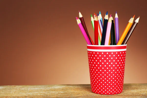 Kleurrijke potloden in plastic beker — Stockfoto