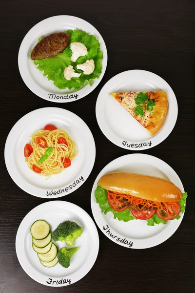 Piatti con cibo in tavola — Foto Stock