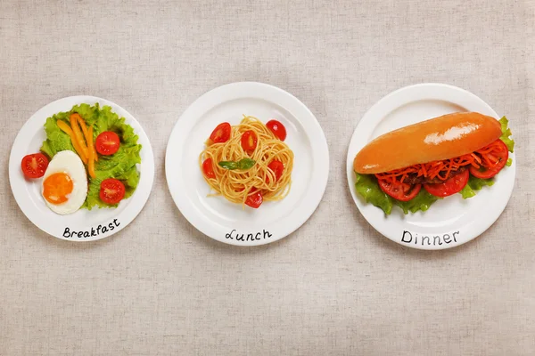 Plăci cu mâncare pe masă — Fotografie, imagine de stoc