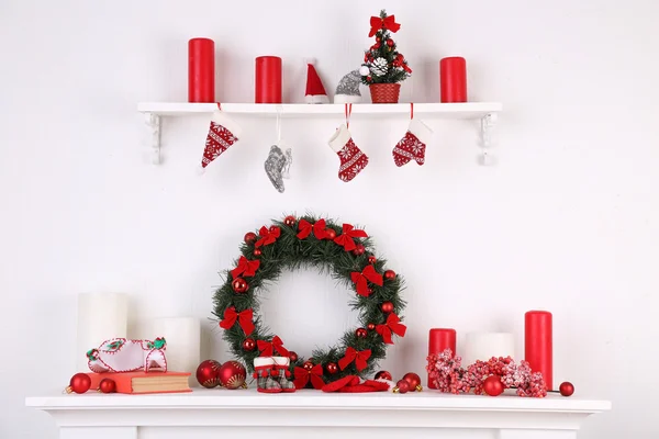 Boże Narodzenie dekoracje na kominku — Zdjęcie stockowe