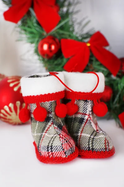 Chaussures de Noël sur cheminée sur fond mural blanc — Photo