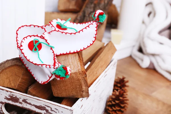 Firewood com sapatos de Natal no fundo do chão de madeira — Fotografia de Stock